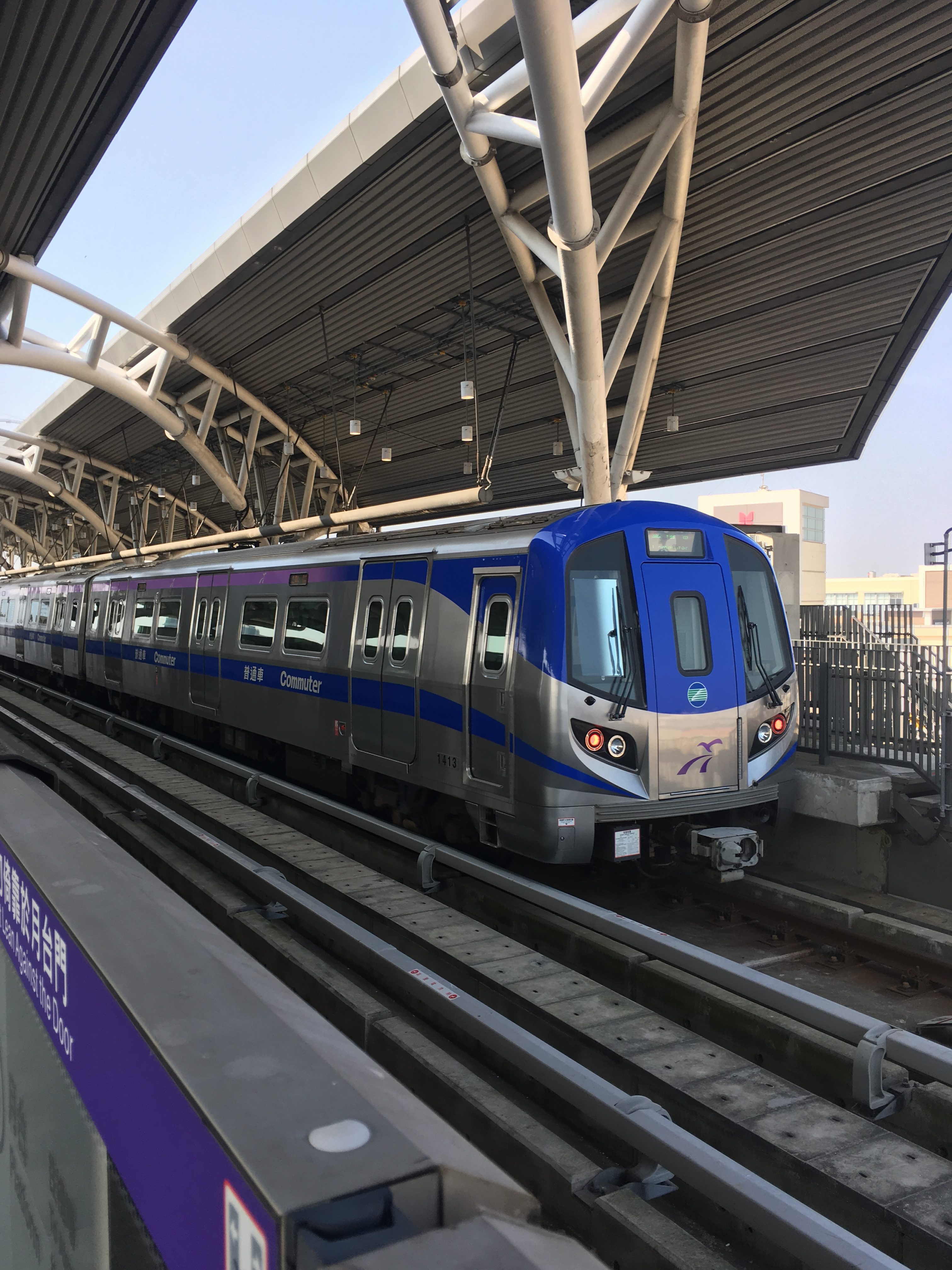 高鐵桃園站に入線した普通列車